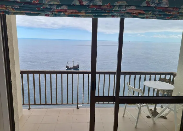 Ocean At Your Feet! * פונשל